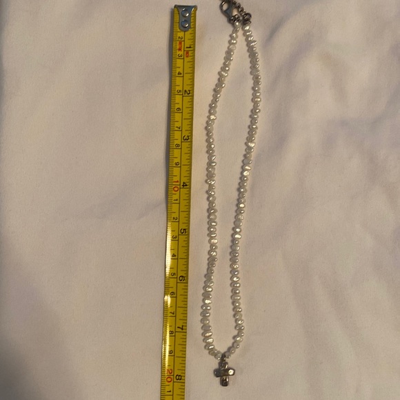 Faux pearl necklace with cross - Picture 2 of 3